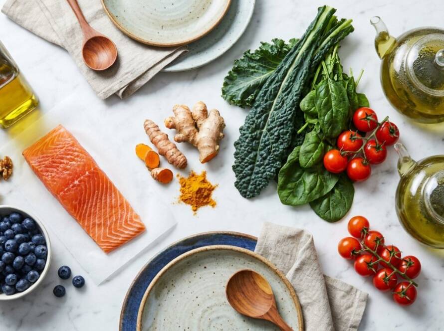 Anti-inflamatuar besinler: zeytinyağı, somon, ceviz, zerdeçal, zencefil, yaban mersini ve yeşil yapraklılar